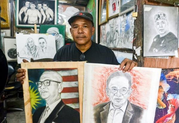 Retired soldier displays patriotism with portraits of Malaysian prime ministers